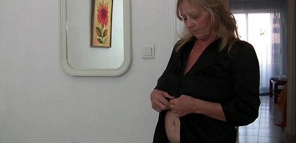  Granny with big tits wears pantyhose as she fucks a dildo